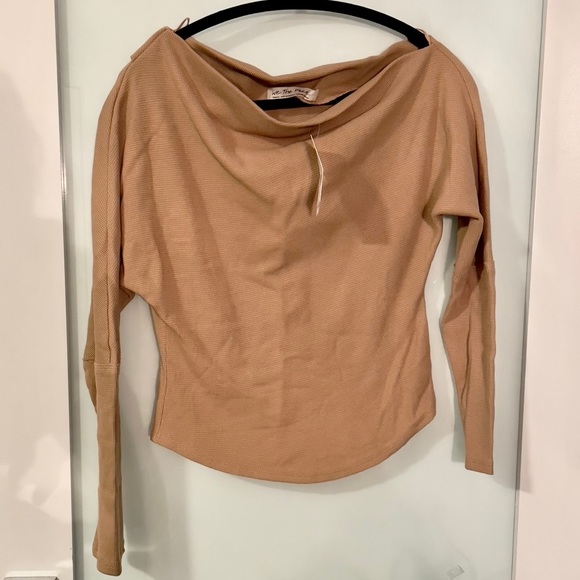 BRAND NWT 🏷️🏷️ FREE PEOPLE OFF SHOULDER LONG SLEEVE TOP SIZE SMALL PALE CAMEL - Picture 1 of 6